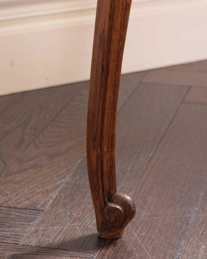 アンティークのテーブル　アンティーク家具　フランス輸入の編み目が美しいアンティークのネストテーブル（ガラス天板） 。持ち上げなくても移動できます！Handleのアンティークは、脚の裏にフェルトキーパーをお付けしていますので、床を滑らせてれば移動が簡単です。(j-2368-f)