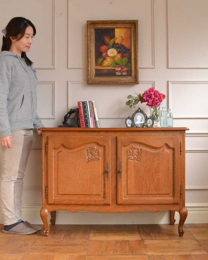 アンティークのキャビネット　アンティーク家具　フランスから届いた優雅なアンティーク家具、美しい彫のキャビネット 。自慢はフランスらしい曲線美。(j-2379-f)