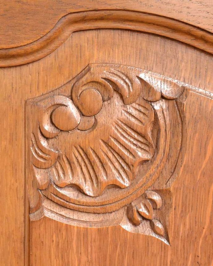 アンティークのキャビネット　アンティーク家具　フランスから届いた優雅なアンティーク家具、美しい彫のキャビネット 。美しい彫にうっとり…フランスらしいデザイン彫りが描かれた扉。(j-2379-f)