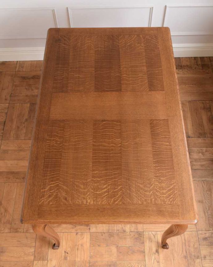 アンティークのテーブル　アンティーク家具　フランス輸入の伸張式テーブル、華やかなアンティークドローリーフテーブル。上から見るとこんな形リーフを開く前はこんな形です。(j-2380-f)