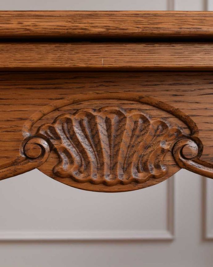 アンティークのテーブル　アンティーク家具　フランス輸入の伸張式テーブル、華やかなアンティークドローリーフテーブル。フランスらしい彫りフランスらしさの象徴とも言える、優雅な彫りの装飾。(j-2380-f)