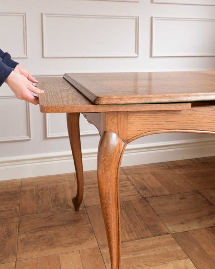 アンティークのテーブル　アンティーク家具　フランス輸入の伸張式テーブル、華やかなアンティークドローリーフテーブル。あっという間にサイズが変えれます。(j-2380-f)