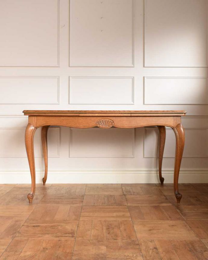 アンティークのテーブル　アンティーク家具　フランス輸入の伸張式テーブル、華やかなアンティークドローリーフテーブル。横から見てもステキやっぱり脚の曲線が美しい･･･みんなに自慢したくなる脚線美です。(j-2380-f)
