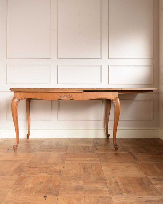 アンティークのテーブル　アンティーク家具　フランス輸入の伸張式テーブル、華やかなアンティークドローリーフテーブル。片方だけ開いても･･･人数に合わせて、3タイプで大きさを選べるので、片方だけ開くと、こんな感じです。(j-2380-f)