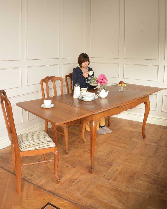 アンティークのテーブル　アンティーク家具　フランス輸入の伸張式テーブル、華やかなアンティークドローリーフテーブル。優雅な姿で大きく広がるテーブルフランスサイズのドローリーフテーブルは、日本より大きめのサイズが特長。(j-2380-f)