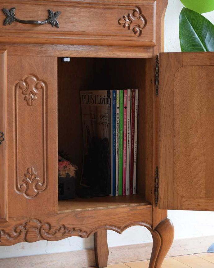 アンティークのキャビネット　アンティーク家具　リビングで使えるフレンチキャビネット、南仏デザインのアンティーク家具 。扉の中は収納たっぷりA4サイズの雑誌までしっかり収納出来ちゃう大きさ。(j-2386-f)