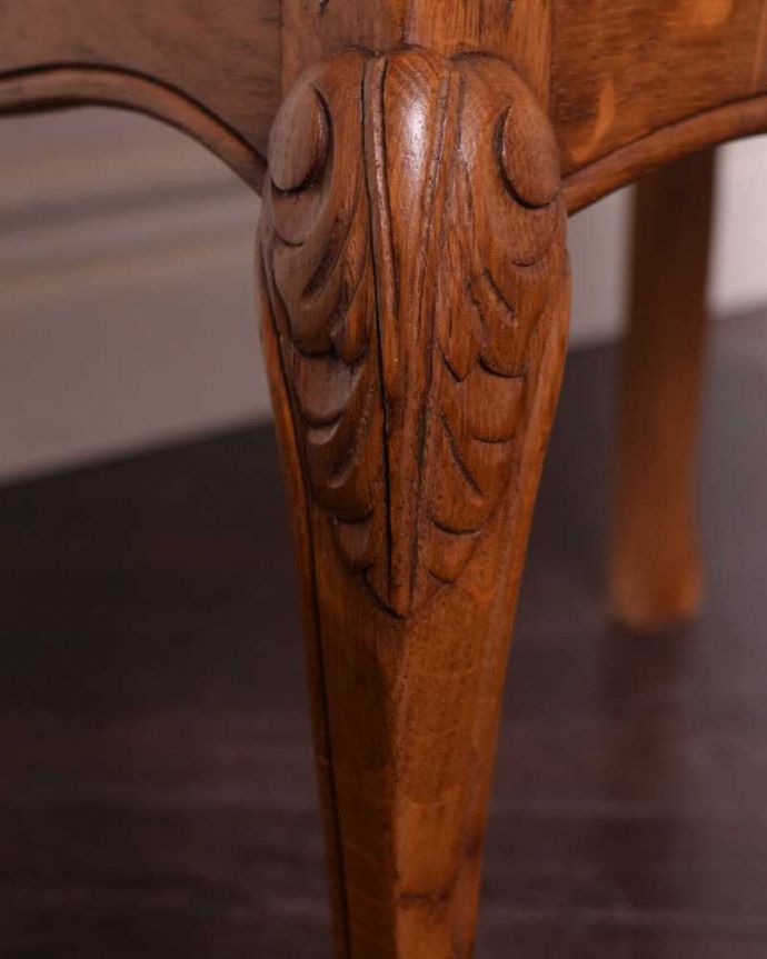 アンティークのチェスト　アンティーク家具　彫りが美しいどこにでも置けるスリムな４段チェスト、フランスから届いたアンティーク家具。いろんな場所にこだわり彫のデザインもいろいろです。(j-2394-f)