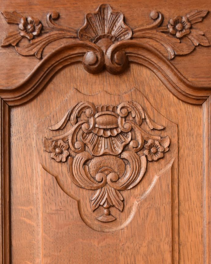 サイドボード　アンティーク家具　フランスらしい優雅なデザイン、こだわってデザインされたアンティークのキャビネット。実用的に使えて美しい扉扉にはフランスらしく見事なまでの彫。(j-2396-f)