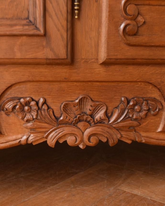 サイドボード　アンティーク家具　フランスらしい優雅なデザイン、こだわってデザインされたアンティークのキャビネット。優雅なデザインフランスらしさの象徴とも言える、優雅な彫りの装飾。(j-2396-f)
