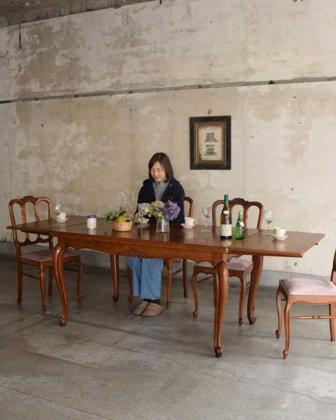 アンティークのテーブル　アンティーク家具　フランスで見つけたアンティーク家具、天板が美しいドローリーフテーブル（伸張式ダイニングテーブル）。優雅な姿で大きく広がるテーブルフランスサイズのドローリーフテーブルは、日本より大きめのサイズが特長。(j-2411-f)