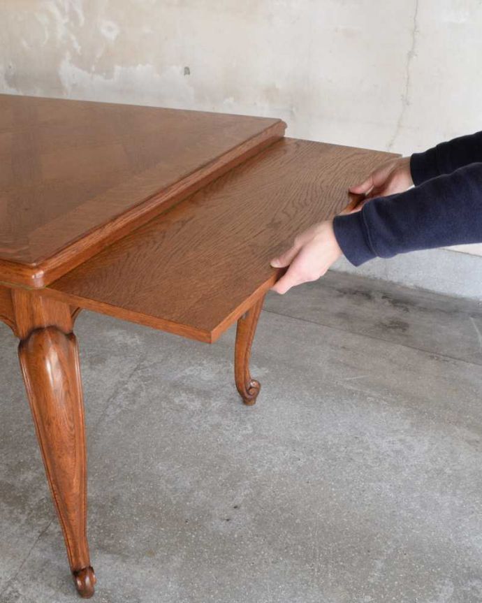 アンティークのテーブル　アンティーク家具　フランスで見つけたアンティーク家具、天板が美しいドローリーフテーブル（伸張式ダイニングテーブル）。あっという間にサイズが変えれます。(j-2411-f)