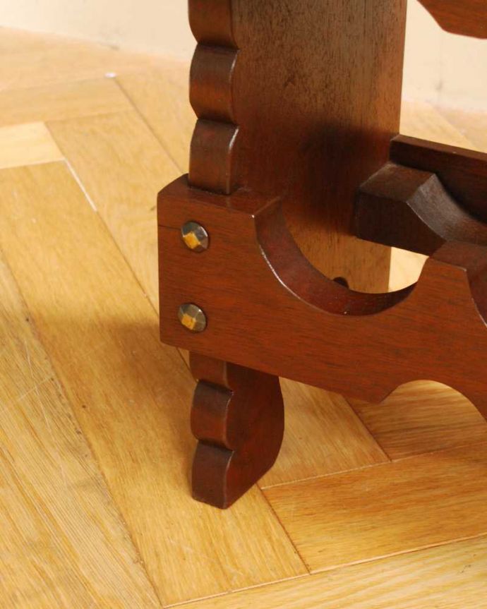 めずらしい家具　アンティーク家具　フランス輸入のお洒落なアンティーク木製ワインラック（8本用）。持ち上げなくても移動ラクラクHandleのアンティーク家具の足の裏にはフェルトキーパーをお付けしています。(j-2418-f)