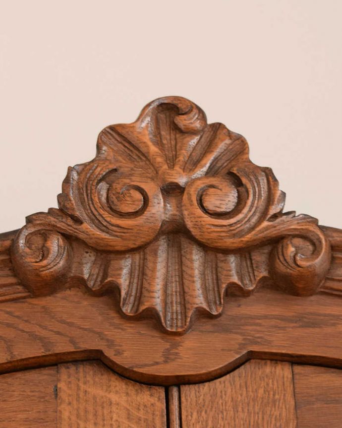 ビューロー　アンティーク家具　贅沢な彫りが美しいアンティーク南仏家具、オーク材のブックビューロー（本棚とデスク） 。フランスらしい彫りフランスらしさの象徴とも言える、優雅な彫りの装飾。(j-2419-f)