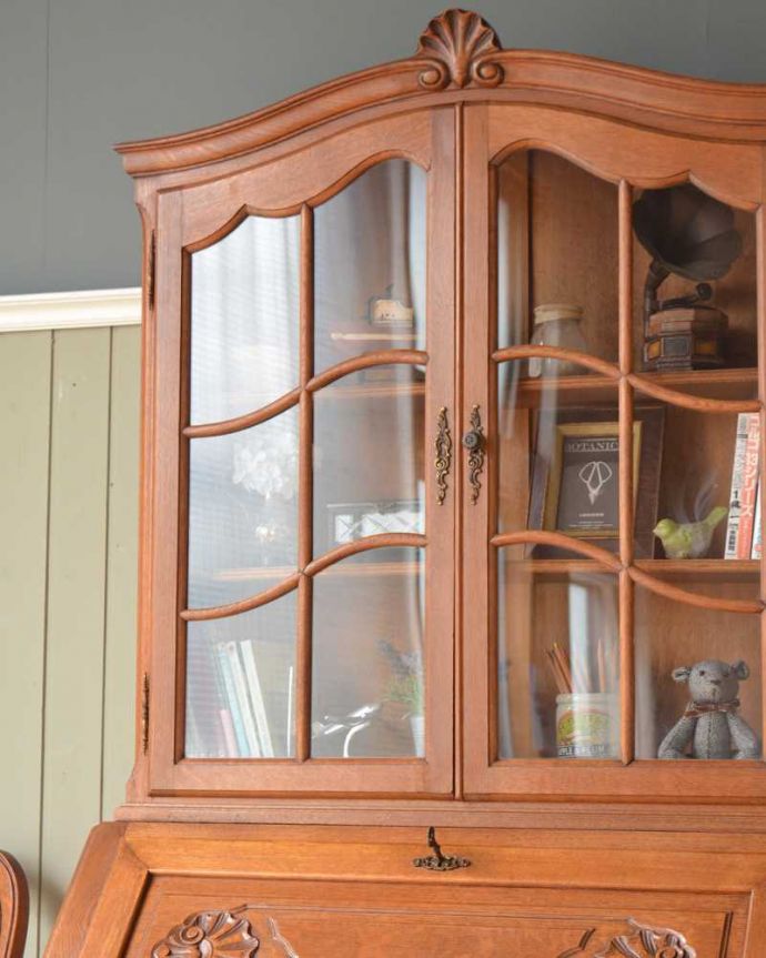 ビューロー　アンティーク家具　贅沢な彫りが美しいアンティーク南仏家具、ビューローブックケース（本棚とデスク） 。装飾の美しさにうっとりデスクの上はガラス扉のキャビネット。(j-2420-f)