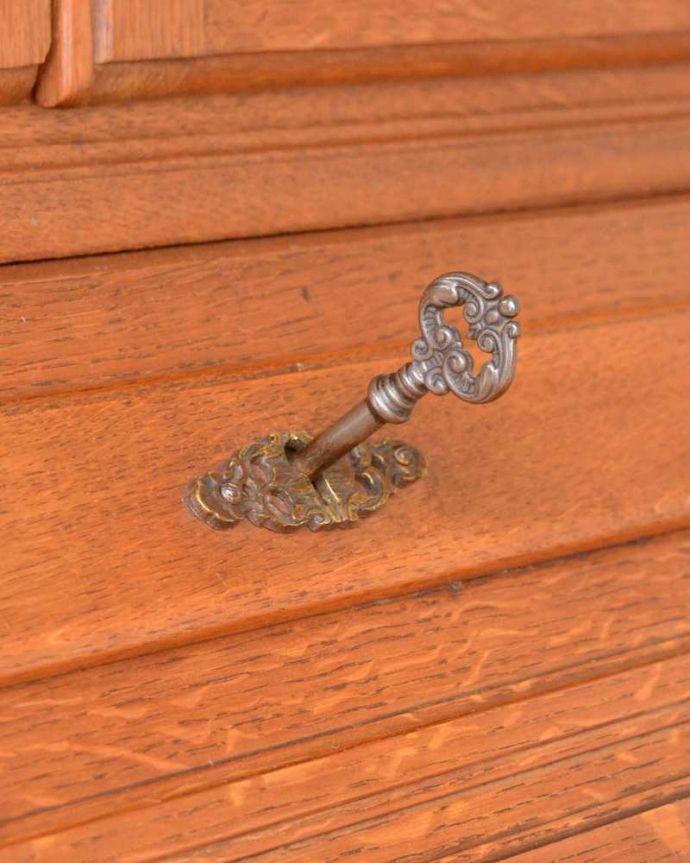 ビューロー　アンティーク家具　贅沢な彫りが美しいアンティーク南仏家具、ビューローブックケース（本棚とデスク） 。鍵を使って開けて下さいおとぎ話から出てきたような可愛いアンティークの鍵で開け閉め出来ます。(j-2420-f)