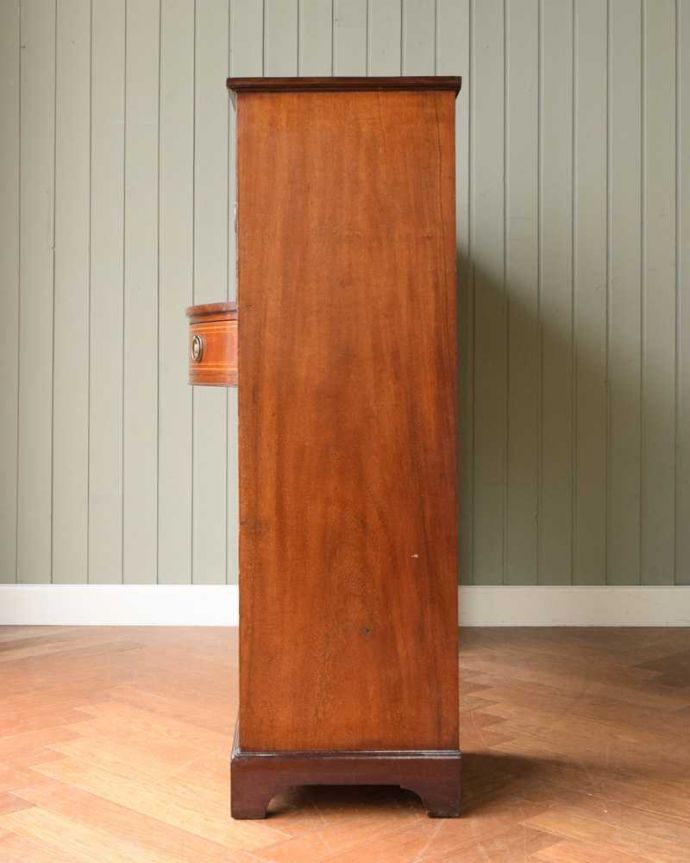 アンティークのデスク・書斎机　アンティーク家具　クラシックなデザインのアンティーク英国家具、デスクにも使えるサイドボード。横顔も美しいですもちろん横から見られても自信があります。(j-2425-f)