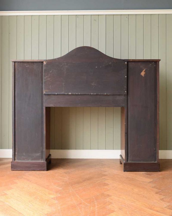 アンティークのデスク・書斎机　アンティーク家具　クラシックなデザインのアンティーク英国家具、デスクにも使えるサイドボード。後ろ姿もキレイなんです。(j-2425-f)