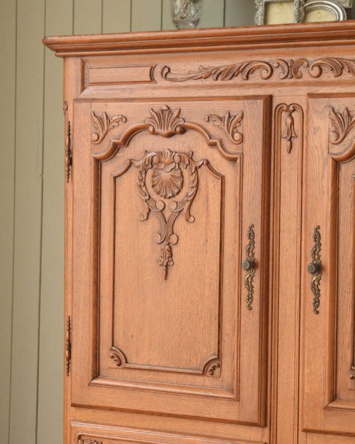 アンティークのキャビネット　アンティーク家具　フランスから届いた優雅なアンティーク家具、美しい彫がたっぷりのキャビネット 。扉にはフランスらしく美しい彫真っ先に目に飛び込んでくる扉に施された彫はずっと眺めていたいくらいの美しさ。(j-2427-f)