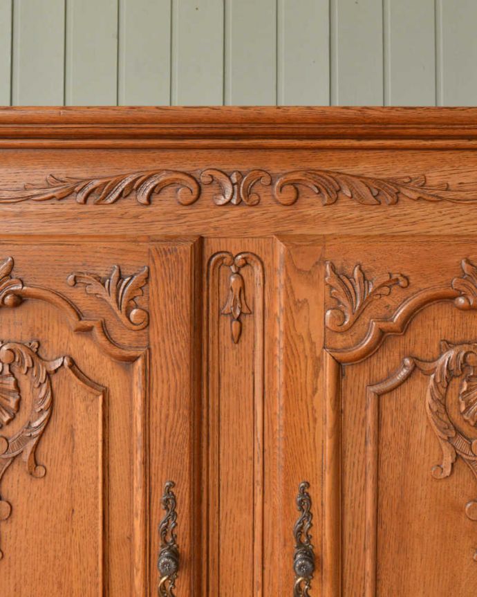 アンティークのキャビネット　アンティーク家具　フランスから届いた優雅なアンティーク家具、美しい彫がたっぷりのキャビネット 。フランスらしい彫りフランスらしさの象徴とも言える、優雅な彫りの装飾。(j-2427-f)