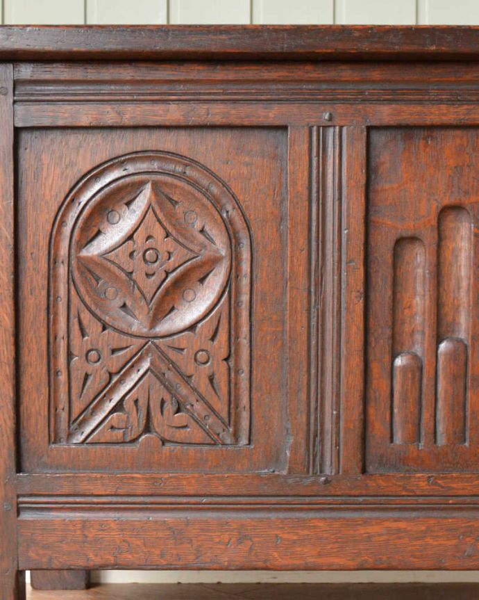 ブランケットボックス・収納ボックス　アンティーク家具　ベンチやテーブルとしても使える便利な英国アンティーク収納家具、コファ 。繊細で美しい彫刻まだ機械がそんなに発達していない時代に、どうやって彫ったんでしょう･･･見事です。(j-2434-f)