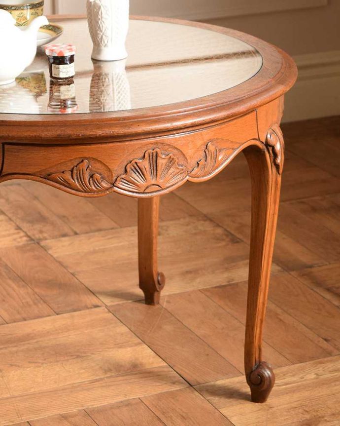 アンティークのテーブル　アンティーク家具　編み目が美しいフランスで見つけたアンティークコーヒーテーブル （ガラス天板）。やっぱり自慢はこの脚線美フランスらしい猫脚を見るだけでなんだか満足しちゃう美しさ。(j-2436-f)