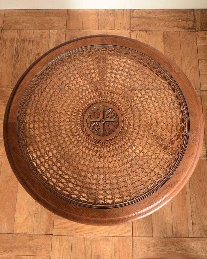 アンティークのテーブル　アンティーク家具　編み目が美しいフランスで見つけたアンティークコーヒーテーブル （ガラス天板）。美しすぎる編み込みの模様にうっとり手編みで編んである細かい模様。(j-2436-f)