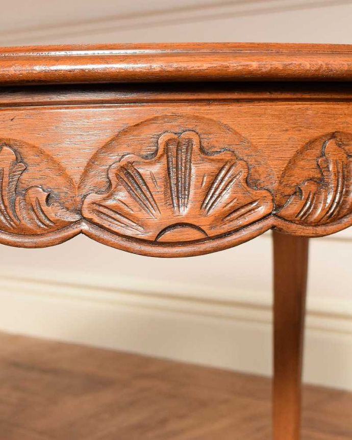 アンティークのテーブル　アンティーク家具　編み目が美しいフランスで見つけたアンティークコーヒーテーブル （ガラス天板）。美しい彫にもうっとり…さりげなく施された彫。(j-2436-f)