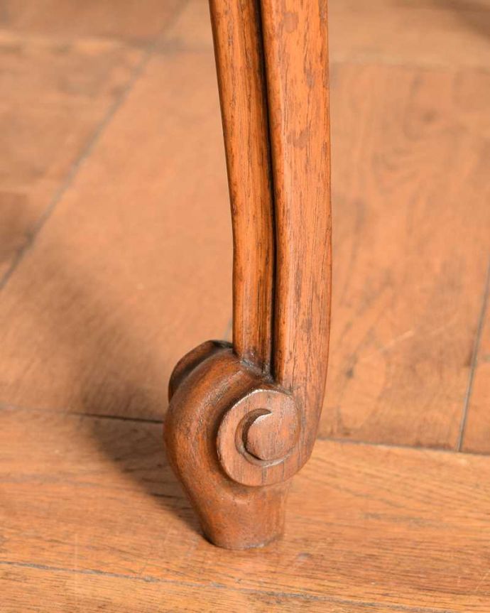 アンティークのテーブル　アンティーク家具　編み目が美しいフランスで見つけたアンティークコーヒーテーブル （ガラス天板）。持ち上げなくても運べますHandleのアンティークは、脚の裏にフェルトキーパーをお付けしていますので、床を滑らせてカンタンに動かせます。(j-2436-f)