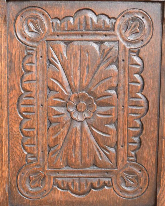 ブランケットボックス・収納ボックス　アンティーク家具　英国で見つけたお花の彫刻が華やかな小さなアンティークコファ。繊細で美しい彫刻まだ機械がそんなに発達していない時代に、どうやって彫ったんでしょう･･･見事です。(j-2452-f)
