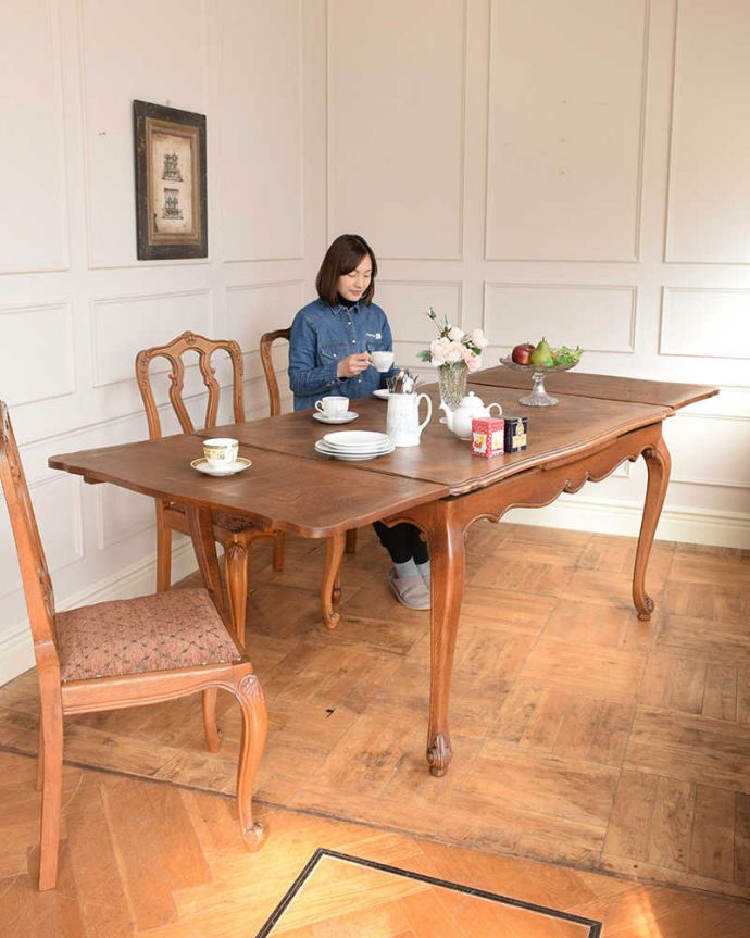 アンティークのテーブル　アンティーク家具　伸張式のフランスアンティーク家具、サイズが変えられるドローリーフテーブル。優雅な姿で大きく広がるテーブルフランスサイズのドローリーフテーブルは、日本より大きめのサイズが特長。(j-2455-f)