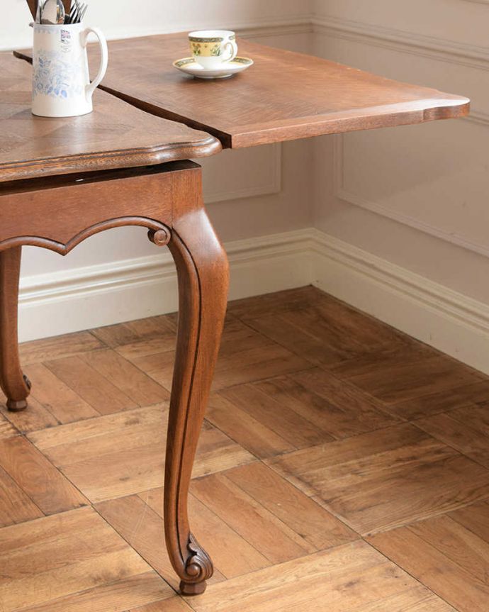 アンティークのテーブル　アンティーク家具　伸張式のフランスアンティーク家具、サイズが変えられるドローリーフテーブル。やっぱり脚の美しさが自慢なんです！一番最初に目に飛び込んでくるフレンチカブリオレレッグ。(j-2455-f)
