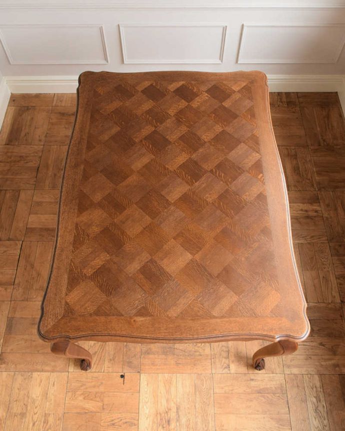 アンティークのテーブル　アンティーク家具　伸張式のフランスアンティーク家具、サイズが変えられるドローリーフテーブル。上から見るとこんな形リーフを開く前はこんな形です。(j-2455-f)