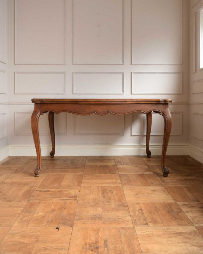 アンティークのテーブル　アンティーク家具　伸張式のフランスアンティーク家具、サイズが変えられるドローリーフテーブル。横から見てもステキやっぱり脚の曲線が美しい･･･みんなに自慢したくなる脚線美です。(j-2455-f)