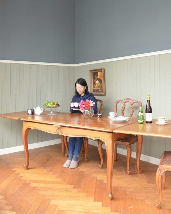 アンティークのテーブル　アンティーク家具　フランス輸入のアンティーク家具、天板が美しいドローリーフテーブル（伸張式ダイニングテーブル）。優雅な姿で大きく広がるテーブルフランスサイズのドローリーフテーブルは、日本より大きめのサイズが特長。(j-2457-f)