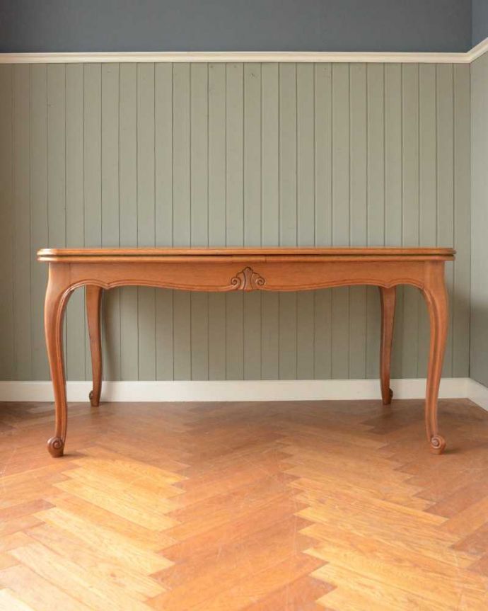 アンティークのテーブル　アンティーク家具　フランス輸入のアンティーク家具、天板が美しいドローリーフテーブル（伸張式ダイニングテーブル）。横から見てもステキやっぱり脚の曲線が美しい･･･みんなに自慢したくなる脚線美です。(j-2457-f)
