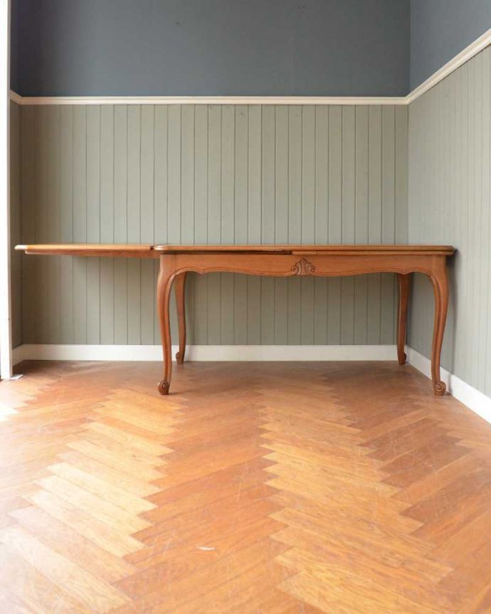 アンティークのテーブル　アンティーク家具　フランス輸入のアンティーク家具、天板が美しいドローリーフテーブル（伸張式ダイニングテーブル）。片方だけ開いても･･･人数に合わせて、3タイプで大きさを選べるので、片方だけ開くと、こんな感じです。(j-2457-f)