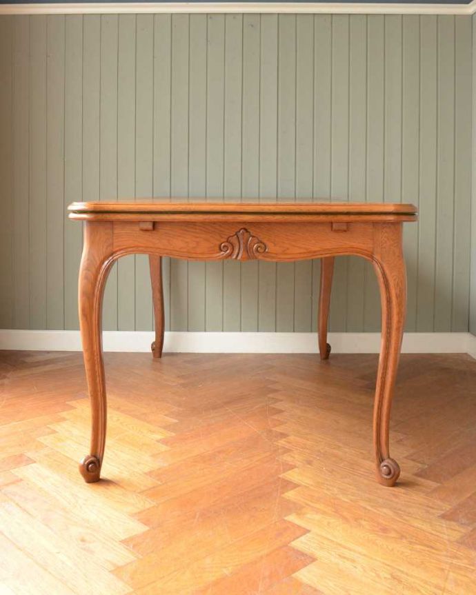 アンティークのテーブル　アンティーク家具　フランス輸入のアンティーク家具、天板が美しいドローリーフテーブル（伸張式ダイニングテーブル）。こちら側も、もちろんキレイです。(j-2457-f)