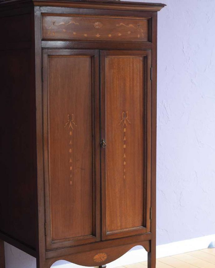 アンティークのキャビネット　アンティーク家具　高級感たっぷりのミュージックキャビネット（アンティークキャビネット）。扉に描かれた模様の美しさ扉に描かれた美しい木の模様。(j-2459-f)