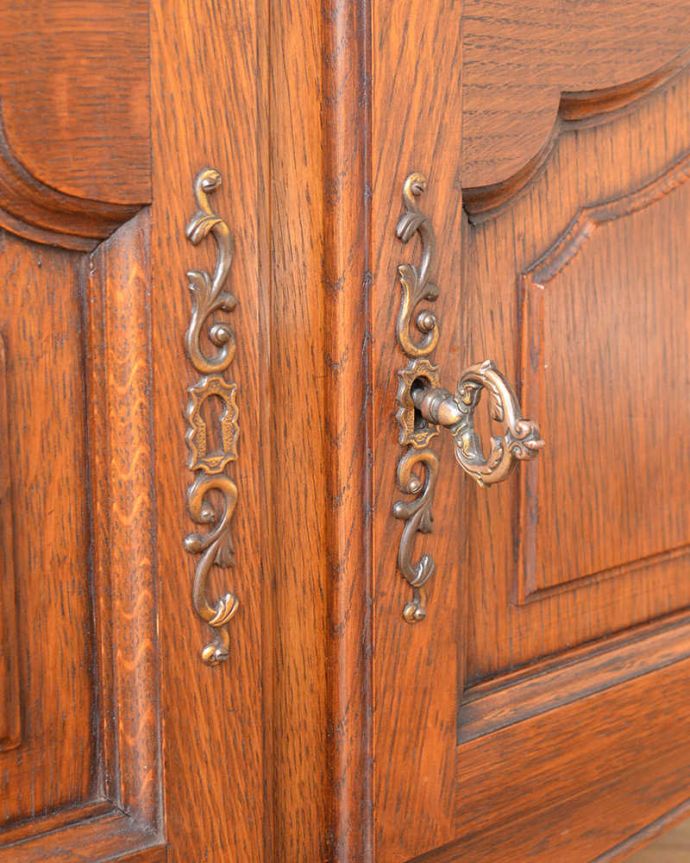 アンティークのキャビネット　アンティーク家具　オープンスペース付きのお洒落なフランス輸入の木製キャビネット 。鍵を使って開けて下さいおとぎ話から出てきたような可愛いアンティークの鍵で開け閉め出来ます。(j-2461-f)