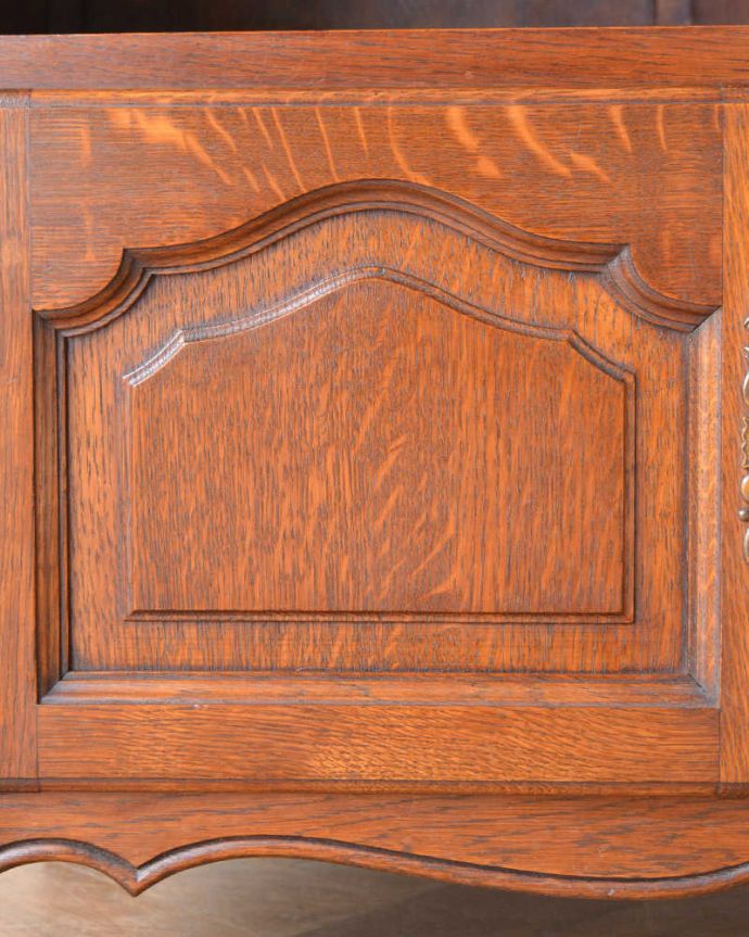 アンティークのキャビネット　アンティーク家具　オープンスペース付きのお洒落なフランス輸入の木製キャビネット 。じっくり選んできました買い付けの時、納得するまで探し続けた彫のデザイン。(j-2461-f)