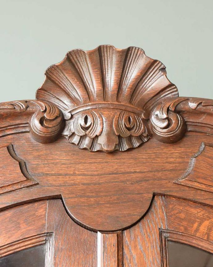 アンティークのキャビネット　アンティーク家具　彫りが隅々まであるアンティーク家具、フランス輸入のアンティークビューローブックケース。フランスらしい彫りフランスらしさの象徴とも言える、優雅な彫りの装飾。(j-2465-f)