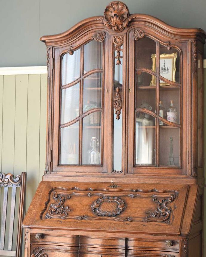 ビューロー　アンティーク家具　贅沢な彫りが美しいアンティーク南仏家具、オーク材のブックビューロー（本棚とデスク） 。装飾の美しさにうっとりデスクの上はガラス扉のキャビネット。(j-2466-f)
