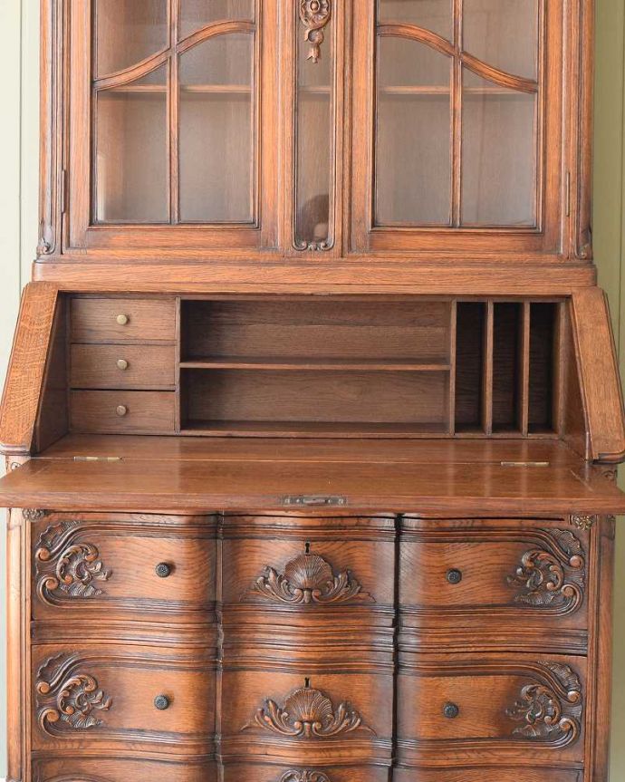 ビューロー　アンティーク家具　贅沢な彫りが美しいアンティーク南仏家具、オーク材のブックビューロー（本棚とデスク） 。お片付け上手のヒミツ扉の中身はこんなに細かく仕切られています。(j-2466-f)
