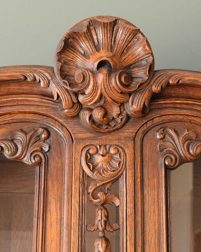 ビューロー　アンティーク家具　贅沢な彫りが美しいアンティーク南仏家具、オーク材のブックビューロー（本棚とデスク） 。フランスらしい彫りフランスらしさの象徴とも言える、優雅な彫りの装飾。(j-2466-f)
