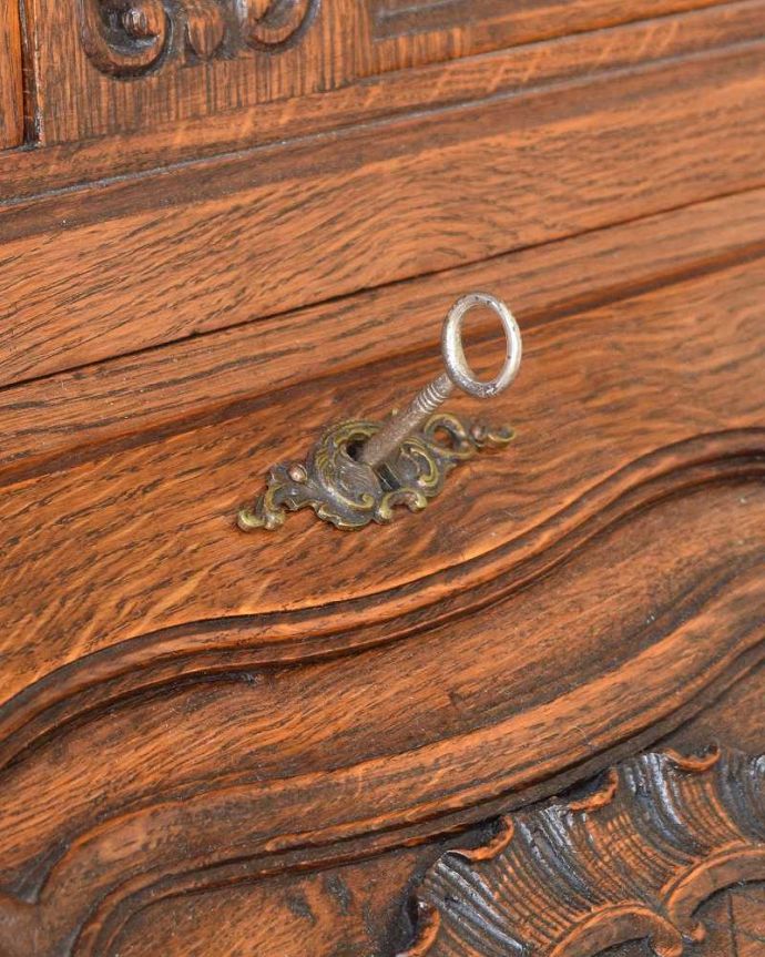 ビューロー　アンティーク家具　贅沢な彫りが美しいアンティーク南仏家具、オーク材のブックビューロー（本棚とデスク） 。鍵を使って開けて下さいおとぎ話から出てきたような可愛いアンティークの鍵で開け閉め出来ます。(j-2466-f)