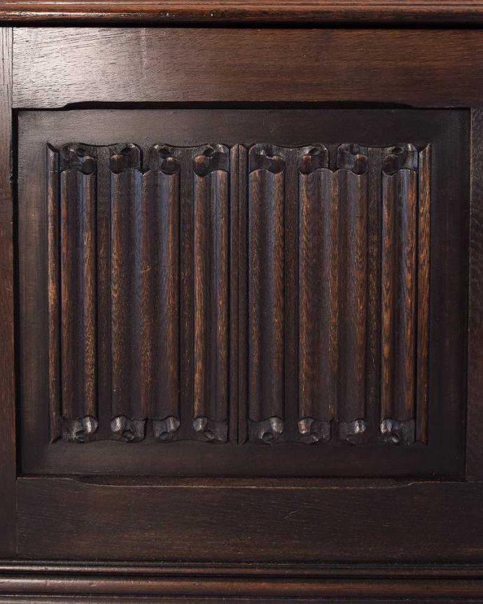 ブランケットボックス・収納ボックス　アンティーク家具　贅沢に彫りがたっぷり刻まれた、英国輸入のアンティークの木製コファ。繊細で美しい彫刻まだ機械がそんなに発達していない時代に、どうやって彫ったんでしょう･･･見事です。(j-2473-f)