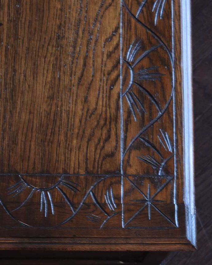 ブランケットボックス・収納ボックス　アンティーク家具　贅沢に彫りがたっぷり刻まれた、英国輸入のアンティークの木製コファ。近くで見ると･･･テーブル代わりにも使えるコファ。(j-2473-f)