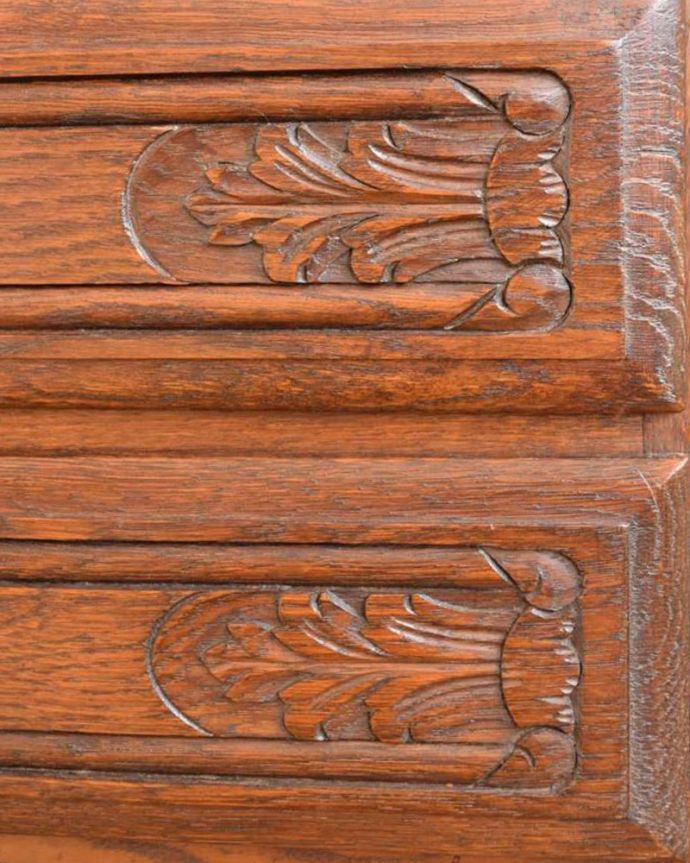 アンティークのチェスト　アンティーク家具　フランスから届いたアンティーク家具、エレガントなチェスト 。フランスらしい彫りフランスらしさの象徴とも言える、優雅な彫りの装飾。(j-2479-f)
