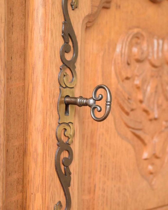 アンティークのチェスト　アンティーク家具　南フランスのアンティーク家具、彫がゴージャスなサイドキャビネット。開ける度にワクワクする取っ手鍵を回して開けてください。(j-2480-f)