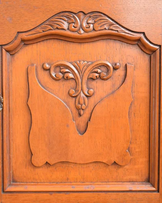 アンティークのキャビネット　アンティーク家具　フランス輸入の華やかなアンティーク家具、彫刻が美しいサイドボード。実用的に使えて美しい扉ゴージャスで美しい彫。(j-2481-f)